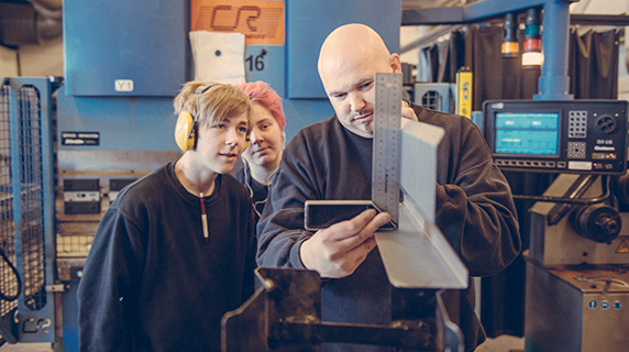 Lærer og elev tager mål