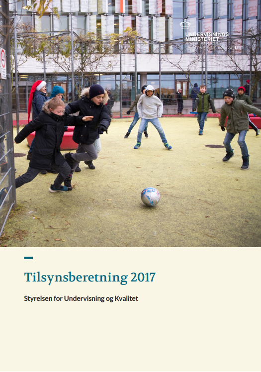 Rapportens forside. Børn spiller bold i en skolegård.