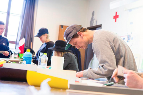 Elever arbejder i klasselokale