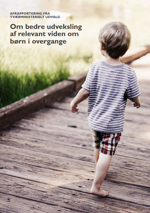 Rapportens forside. Barn løber udenfor.