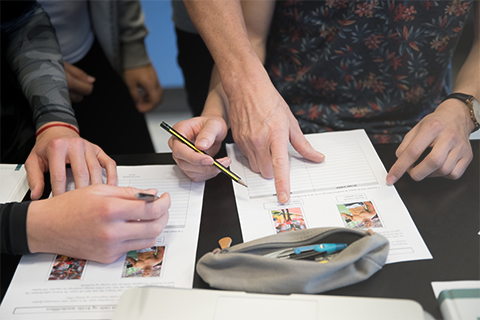 To elever tegner på papir