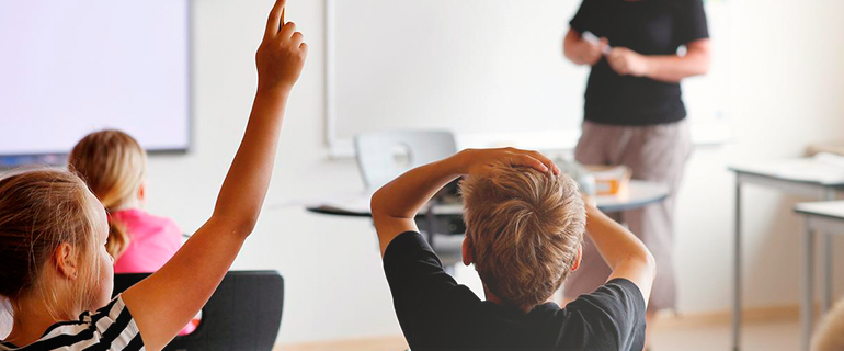 Elev rækker hånden i vejret til undervisning