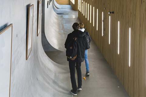 To elever på en gymnasiegang