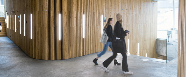 To elever går på gymnasiegang