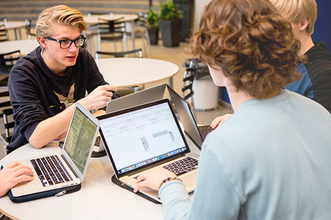 Elever laver gruppearbejde